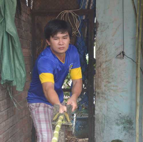 Cử nhân Ngô Văn Sa bán nước mía trang trải cuộc sống - Ảnh: Q.Phương