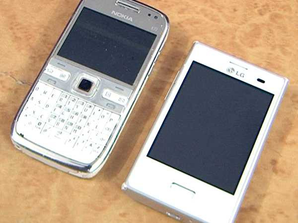 Điện thoại tên cướp "biến thái" lấy của các nữ sinh. Ảnh: Danh Toại