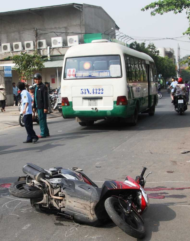 TP.HCM, tai nạn, xe máy, xe buýt, cướp xác, công an