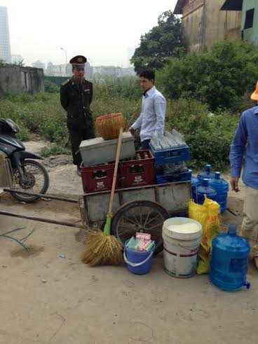 Công nhân chuyển đồ đạc đi sau vụ cháy