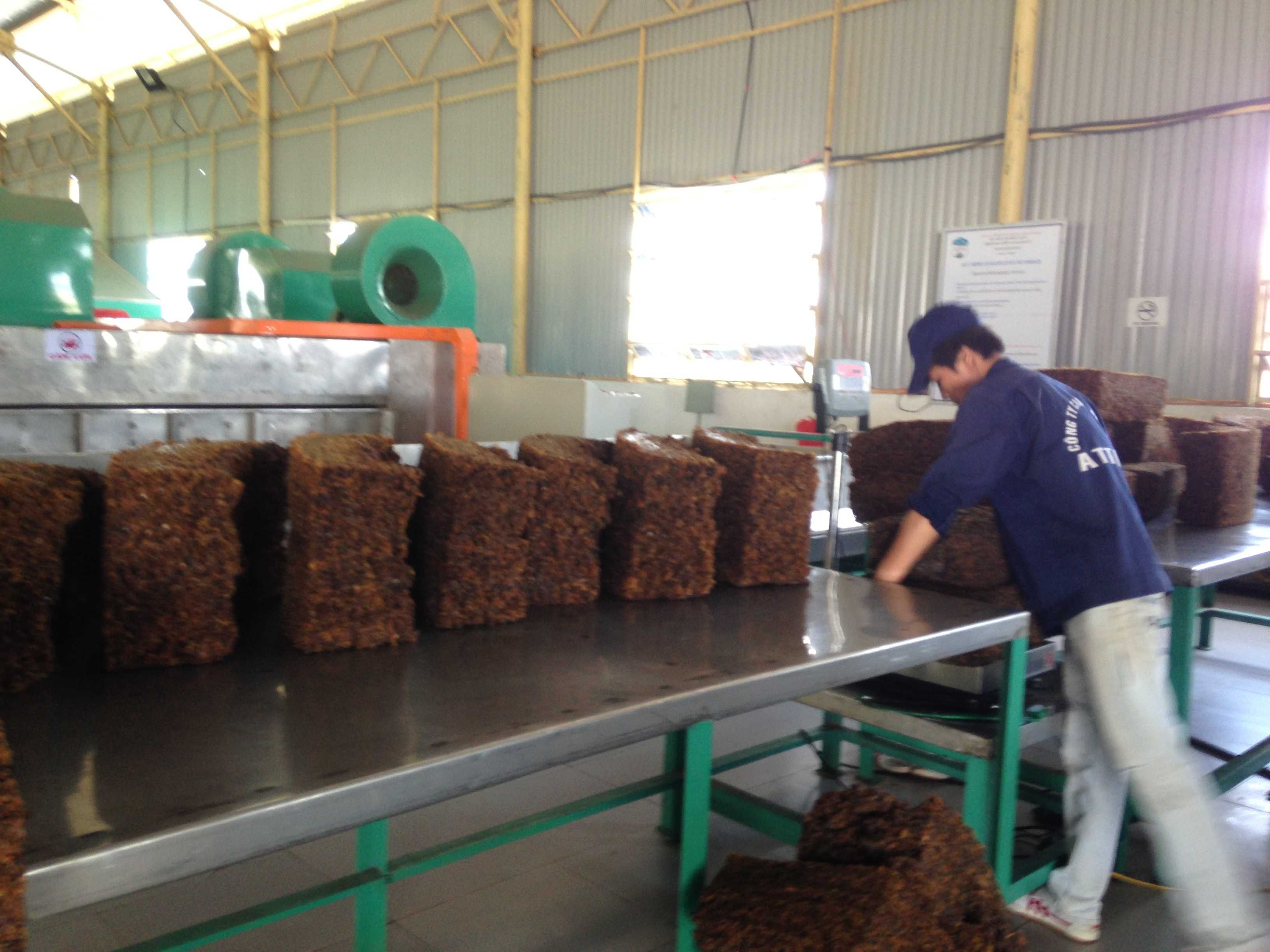 Cao su đen của nhà máy chế biến mủ cao su Hoàng Anh Attapeu được tư vấn từ các khách hàng chuyên sản xuất lốp <a href='https://vtcnews.vn/oto-xe-may.31.0.html' >ô tô</a>.