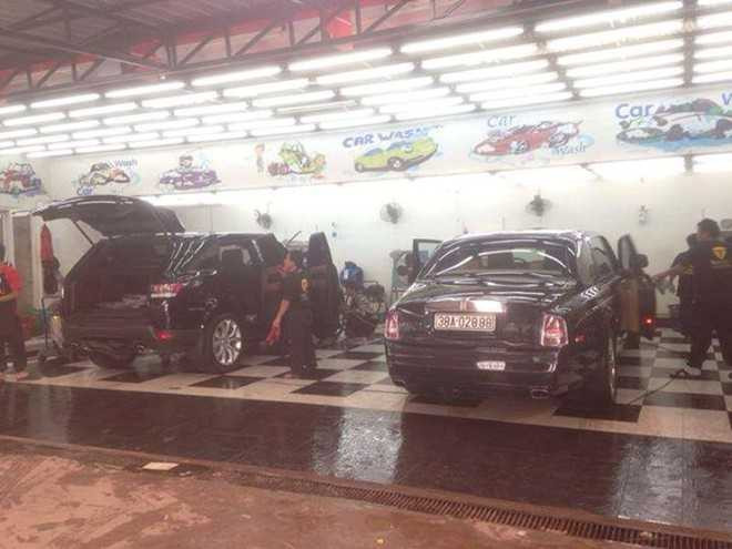 Phantom rồng được bảo dưỡng cùng một chiếc Range Rover.