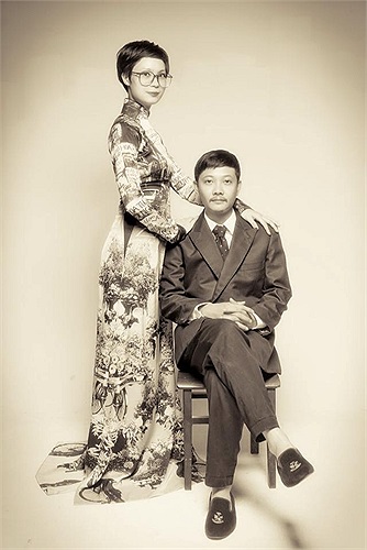 Đám cưới của cô dâu Dương Anh Xuân và chú rể Lê Tuấn Anh được tổ chức mang đậm phong cách đám cưới truyền thống của thập niên 80. 