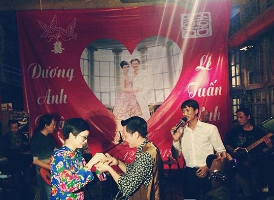 Từ trang phục của cô dâu, chú rể, khách mời đến trang trí và bối cảnh diễn ra đều gợi nhớ đến những đám cưới của thế kỷ trước. 