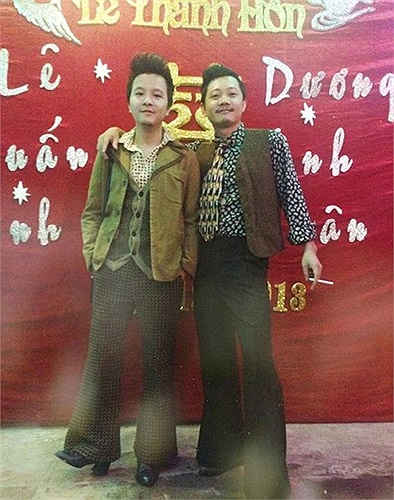 Xuất hiện trong đám cưới, những vị khách mời cũng mang trang phục đa dạng từ áo bộ đội, thanh niên xung phong, trí thức, văn nghệ sĩ cho đến cả áo nâu 