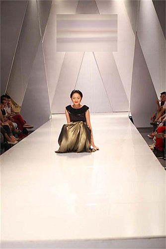 'Trà My Top Model' cũng phải bật cười vì cú ngã nhớ đời của mình.