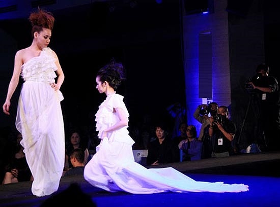 Diện đôi giày cao 25 cm trong Fashion Show 9, Trúc Diễm cũng không tránh khỏi sự cố.