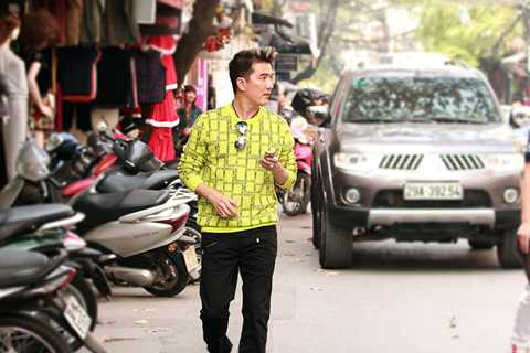 Mr Đàm tản bộ, mua sắm ở Thủ đô