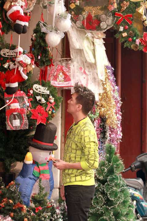 Mr Đàm tản bộ, mua sắm ở Thủ đô