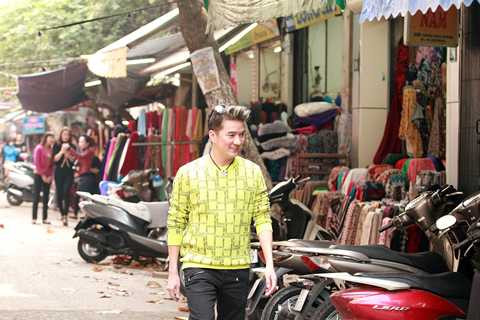 Mr Đàm tản bộ, mua sắm ở Thủ đô