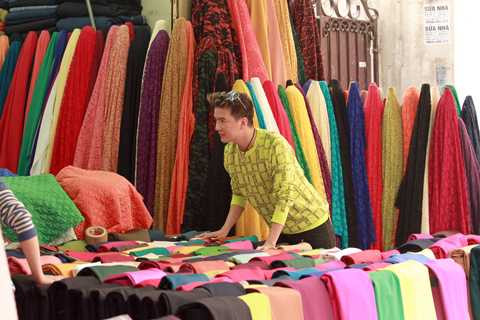 Mr Đàm tản bộ, mua sắm ở Thủ đô