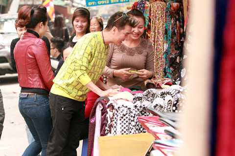 Mr Đàm tản bộ, mua sắm ở Thủ đô