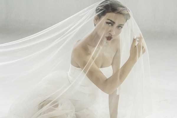 Thảo Trang mặc váy cô dâu trong single mới