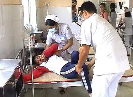 Một em ngất xỉu đang được các bác sĩ chăm sóc. Ảnh Báo Đồng Tháp.