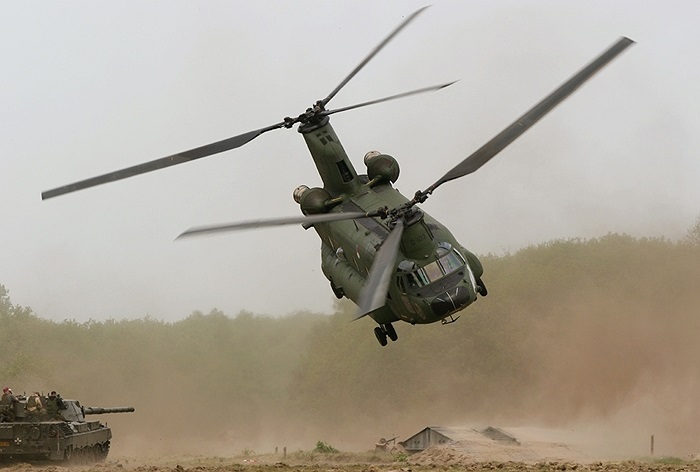 Trực thăng đa năng hạng nặng với 2 động cơ và có 2 cánh quạt nằm trên 2 mặt phẳng song song, nằm ở vị trí số 7