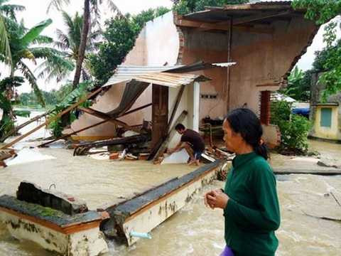 Nhà anh Đồng Văn Cường ở huyện Phù Mỹ bị sập hoàn toàn trong cơn lũ. Ảnh: Báo Bình Định
