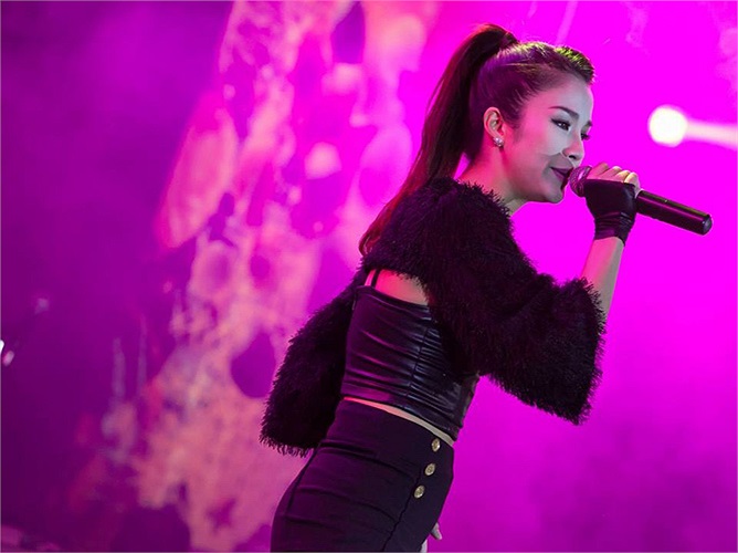 Kết thúc chương trình, Diệp Lâm Anh còn tự tin đứng trên sân khấu giao lưu với khán giả và nói chúc mừng năm mới bằng tiếng Thái Lan khiến khán giả tại đây thích thú.