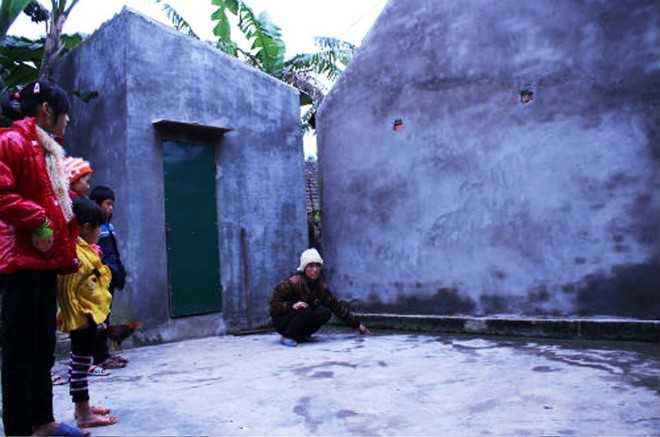  Chị Thủy chỉ hiện trường nơi con gái mình đang chơi ở sân nhà mà bị tường hàng xóm đổ đè chết.