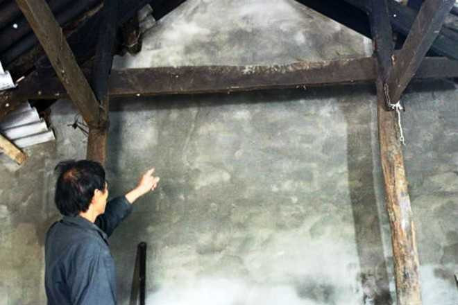 Ông Vệ chỉ bức tường cũ (đã được xây lại) đổ sang sân nhà hàng xóm khiến cháu Anh tử vong.