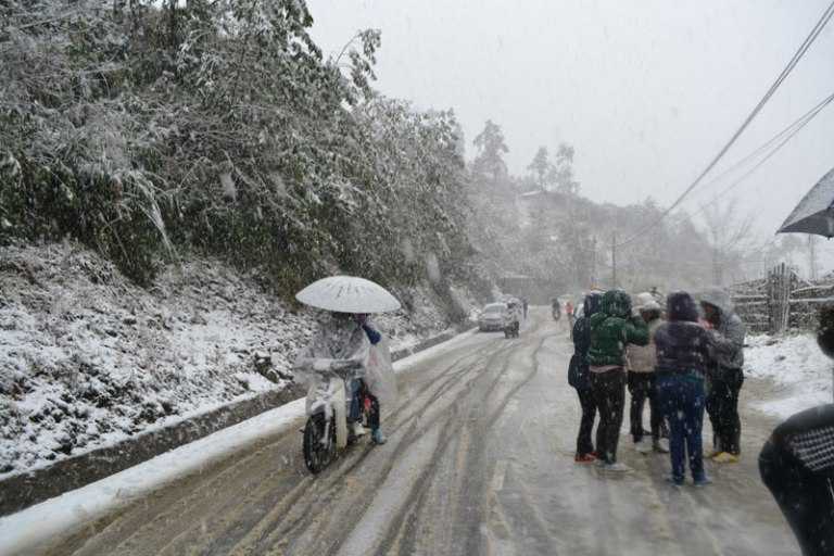 Tắc đường hàng cây số vì xem tuyết rơi. Ảnh: Phạm Vũ Sơn