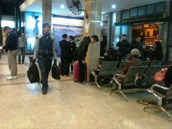 Tại ga Hà Nội, rất đông hành khách đến mua vé đi Lào Cai đêm 15/12 (Ảnh Duyên Duyên - Motthegioi.vn)