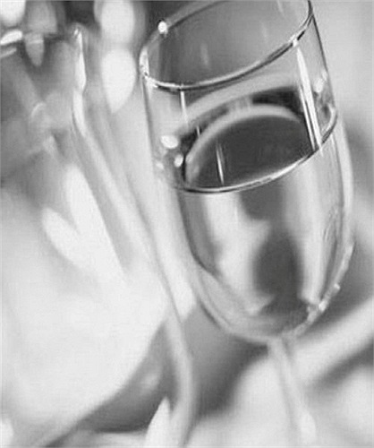 Uống rượu lúc đói dễ kích thích niêm mạc dạ dày, gây ra các chứng bệnh như viêm loét dạ dày, khiến cơ thể dễ bị hạ đường huyết, dẫn đến chóng mặt, toát mồ hôi lạnh, tim đập nhanh, nghiêm trọng hơn đường huyết sẽ hạ đến mức gây hôn mê.