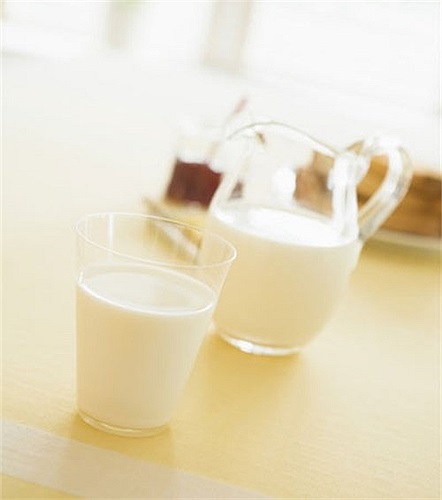 Sữa và sữa đậu nành. Hai loại thức ăn này có chứa đạm cao, giàu vitamin nhưng nếu bạn dùng nó như kiểu chống đói thì lại phản tác dụng. Vì lượng protein lúc này không làm đúng vai trò dinh dưỡng của nó, khiến cơn đói của bạn không được xoa dịu.