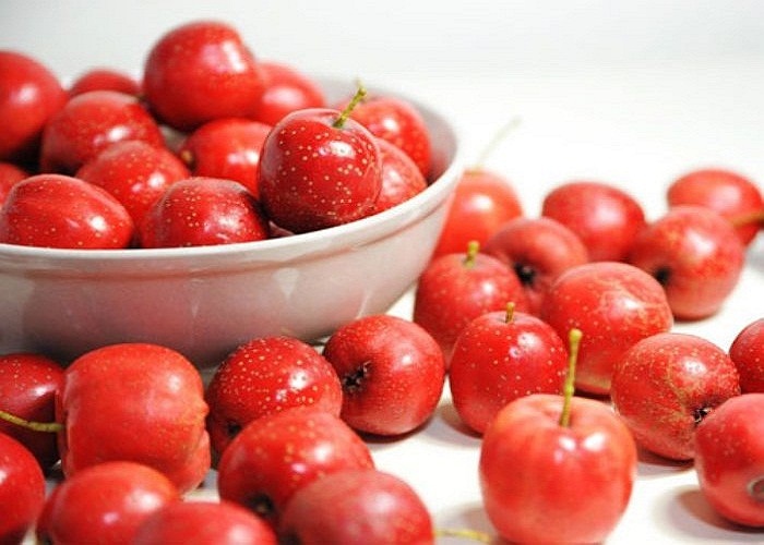 Quả sơn trà. Tương tự như quả cam, ăn nhiều quả sơn trà trong lúc bụng cồn cào sẽ khiến bạn có cảm giác càng đói hơn và gây đau dạ dày nặng hơn.