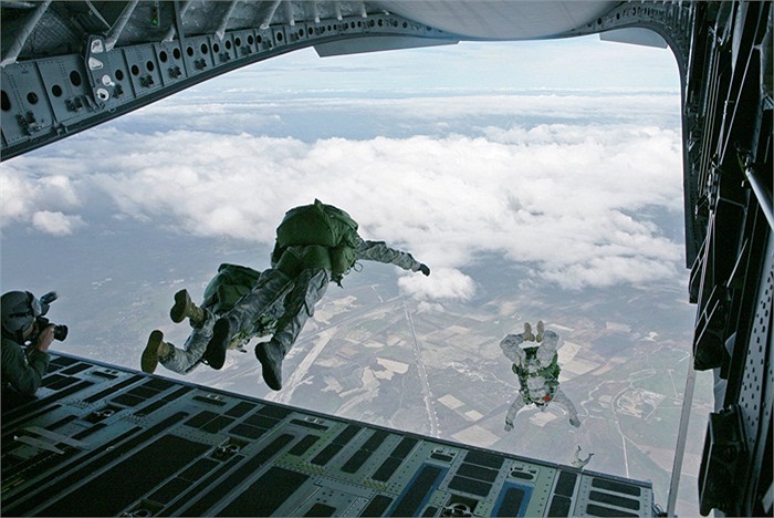 Nhảy ra khỏi khoang máy bay vận tải