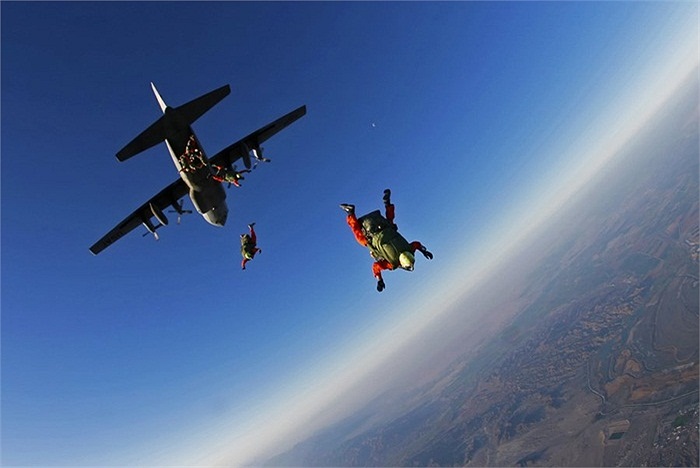 Với mặt nạ dưỡng khí, họ có thể đổ bộ từ độ cao 9km