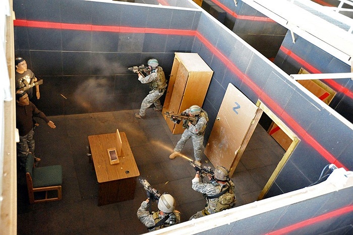 Phá cửa thật nhanh và gọn gàng