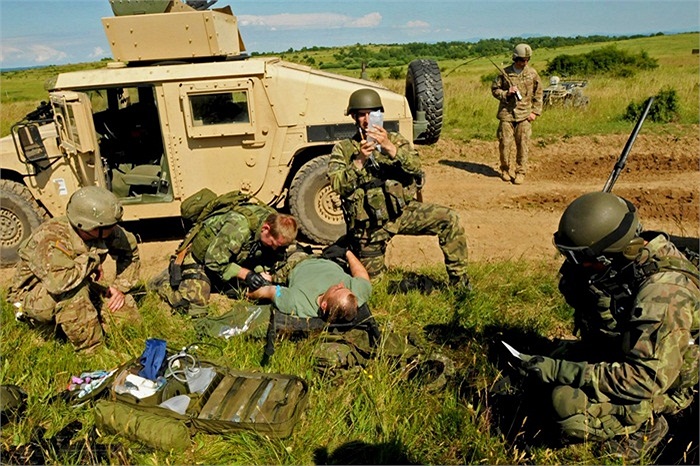 Học các cấp cứu, chiến đấu trên chiến trường