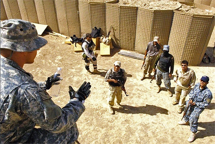 Đào tạo các lực lượng địa phương