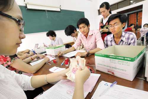 sinh viên đóng học phí