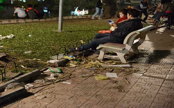 Đón năm mới, Nhà hát lớn Hà Nội thành bãi chứa rác thải