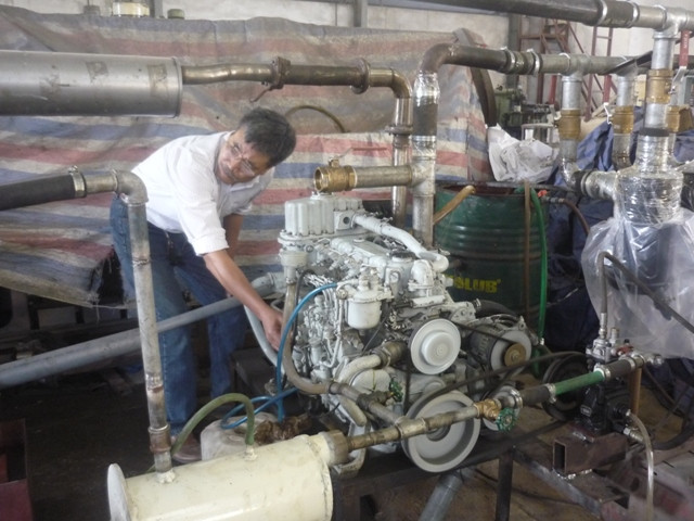 Ông Quốc Hòa đang "thăm khám" tàu ngầm mini Trường Sa