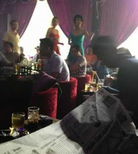 Các cô gái thường xuyên nhận được những lời đề nghị khiếm nhã của đám khách choai choai.