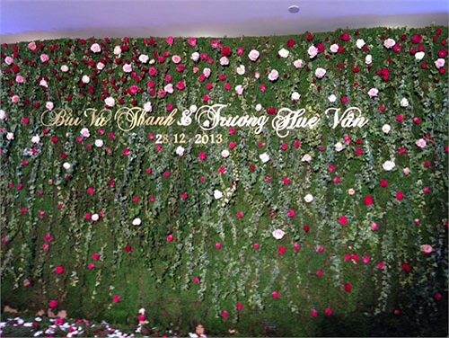 Sảnh cưới được kết hoa rất tinh tế và nhẹ nhàng giống như một khu vườn cổ tích.