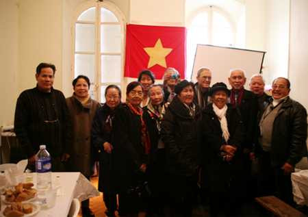  Các bác Việt kiều chụp ảnh kỉ niệm