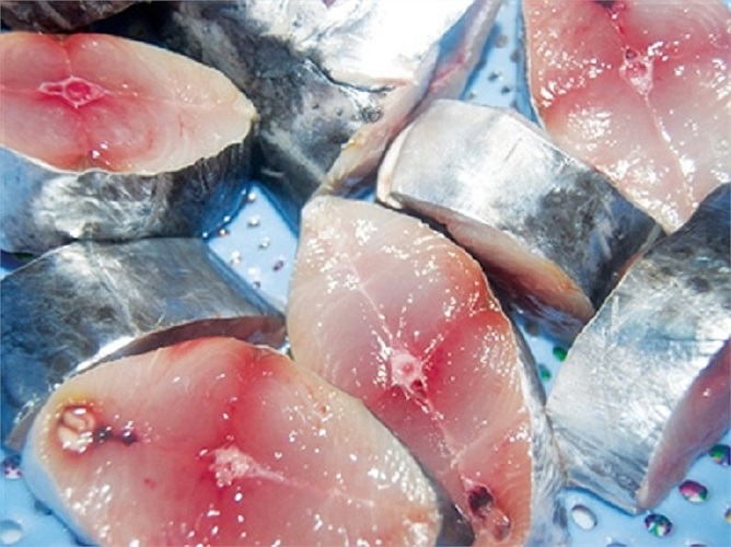 Các nhà nghiên cứu đã chứng minh những người ăn nhiều cá sẽ có làn da tươi trẻ, giúp giảm nguy cơ ung thư da đến 40%. 