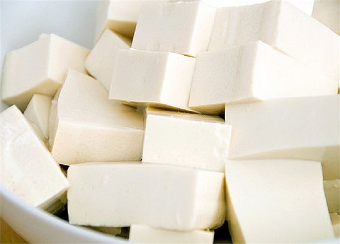 Đậu phụ chứa protein dạng sợi rất giàu isoflavones giúp bảo vệ và làm săn chắc da. Các chuyên gia tin rằng isoflavones giúp ngăn ngừa sự phân hủy collagen vì thế những người ăn isoflavones khi tiếp xúc với bức xạ tia cực tím sẽ có ít nếp nhăn và làn da láng mịn hơn.