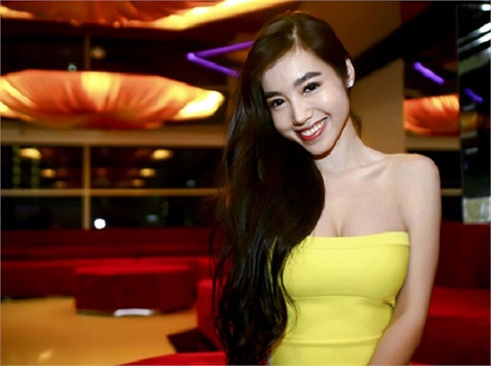 Tạm gác lại những bộ ảnh nóng bỏng đến mức nhạy cảm, đông đảo khán giả đều đồng tình cho rằng Elly Trần đang xây dựng hình ảnh người đẹp tươi trẻ sexy. 