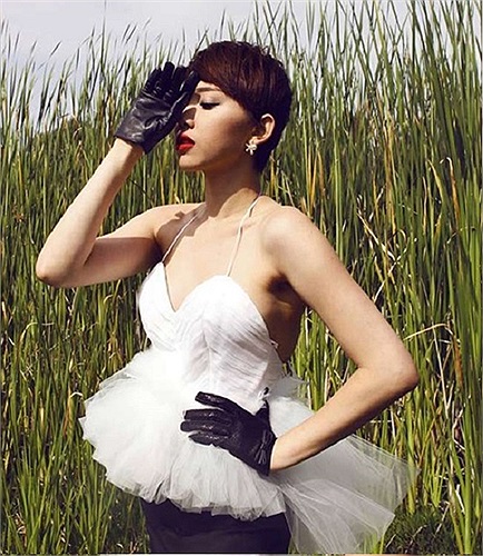 Người đẹp đang tỏ ra rất tự tin với những thiết kế thời trang trẻ trung, quyến rũ và có phần kiệm vải.