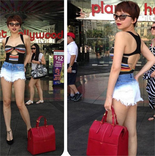 ... Tóc Tiên còn khiến khán giả bất ngờ với những trang phục rất sexy như áo cúp ngực, áo corset, áo croptop, quần short jeans, quần xuyên thấu, chân juyp siêu ngắn. 