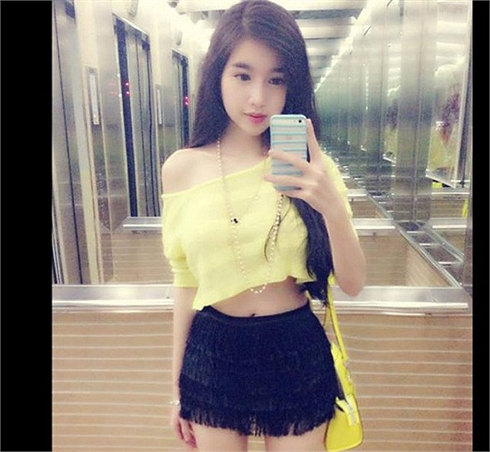 Elly Trần thường xuyên khoe đường cong qua gương. 