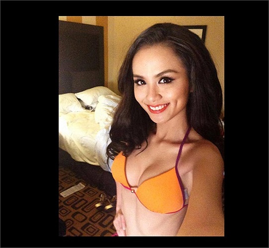 Hoa hậu Diễm Hương lưu lại bức hình chụp bikini phô cơ thể nóng bỏng trước gương. 