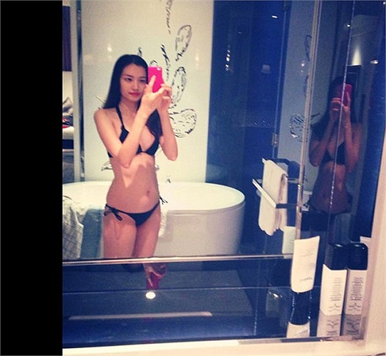 Trúc Diễm cũng thích thú khoe đường cong qua gương. 