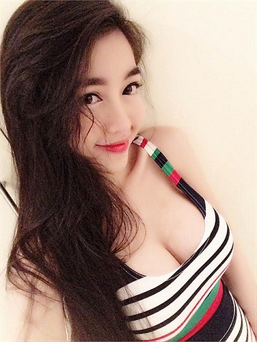 Người đẹp nổi tiếng bằng vòng một này thường xuyên có những bộ ảnh táo bạo, khai thác tối đa vẻ quyến rũ của cơ thể.