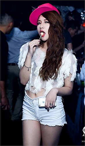 Vân Navy diện đồ sexy lên bar.