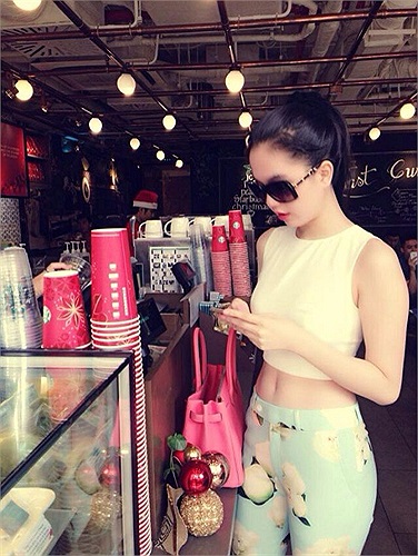 Sở hữu vòng eo con kiến, Ngọc Trinh thường diện crop top khoe vòng hai thon gọn.